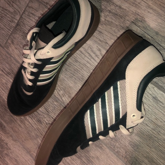 SALE💸💙💙Adidas skate boarding men’s black, green and cream. - Picture 7 of 16